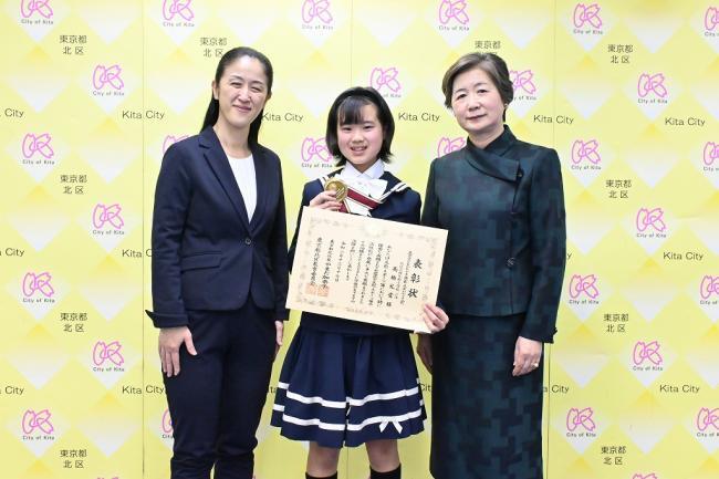 写真：髙橋　礼愛さんと関係者らの記念撮影