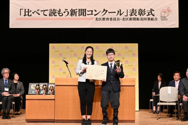写真：澤田　拓武さんと区長との記念撮影