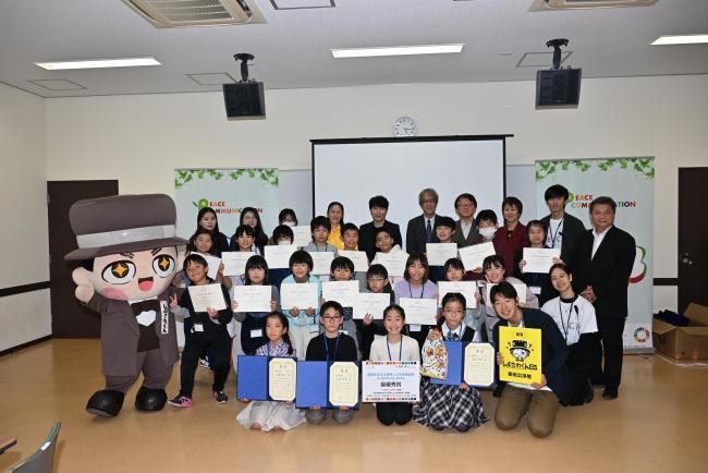 写真：関係者らとしぶさわくんとの記念撮影