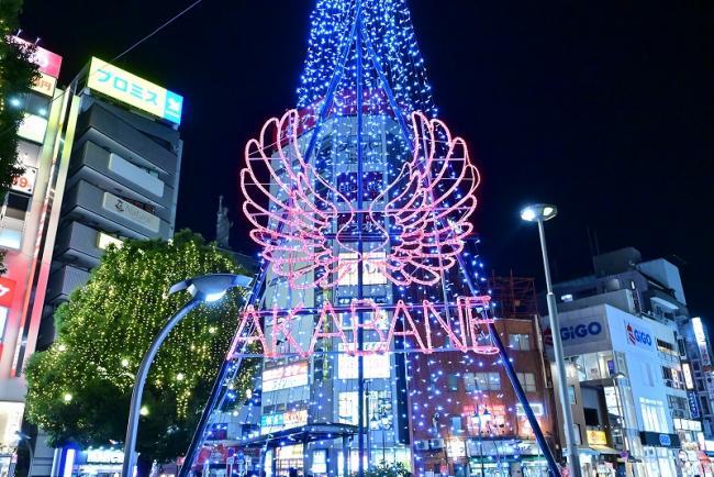 写真：赤い翼のロゴマークを象ったツリーのイルミネーション