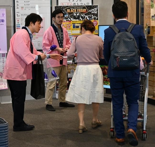 写真：啓発ブースでのグッズ配布の様子