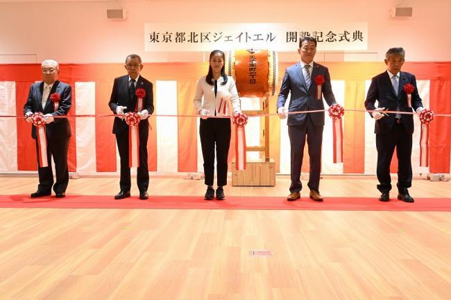 写真：テープカットをする関係者ら