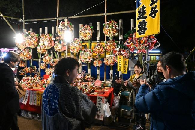 写真：熊手が並べられた特設店舗