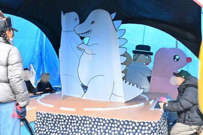 写真：大きな紙相撲をする参加者