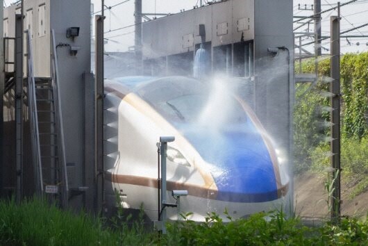 写真：洗車されている新幹線E7系の先頭車両