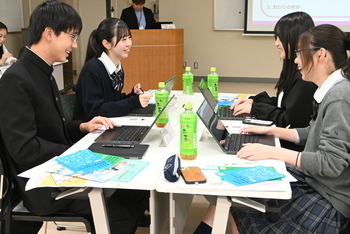 話し合いの様子の写真