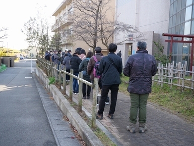 マンホールカードの配布開始を待つ人々