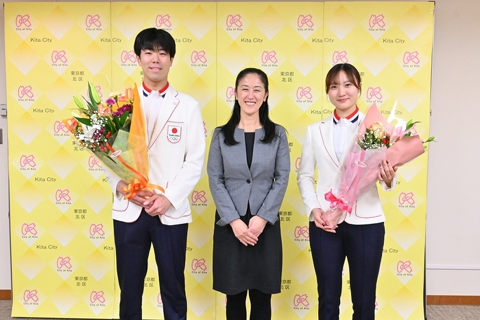 やまだ北区長と敷根選手、尾﨑選手が並んだ写真