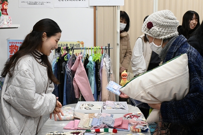 東京家政大学服飾美術学科の学生が接客する様子の写真