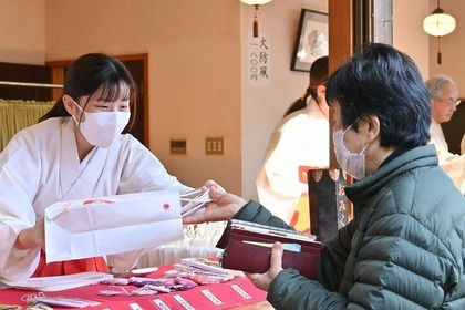 凧を購入している様子