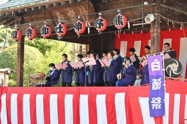 甘酒と災難除切餅が振る舞われる様子の写真