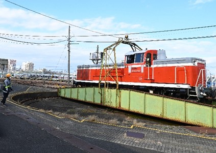 転車台で回転するディーゼル機関車の画像