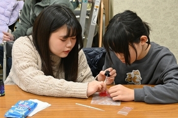 ワークショップで UV-LEDレジンを塗る様子の画像