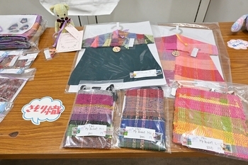 東京家政大学服飾美術学科の学生が製作した子ども服、小物や雑貨の画像