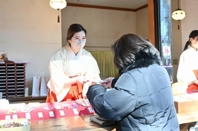 「火防の凧」を受け取る参拝者の様子