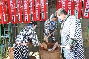 講員が餅搗きをしている画像