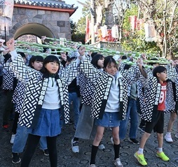 餅搗唄と創作した踊りを披露する小学生の様子