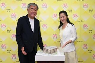 写真:建築家の隈研吾氏による北区長表敬訪問