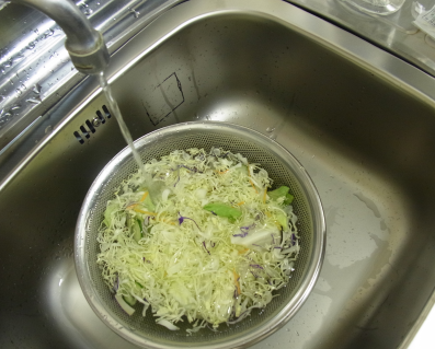 ボウルで野菜を水さらしする