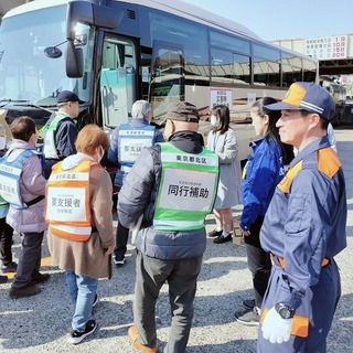豊島地区で実施した高台移送訓練の様子