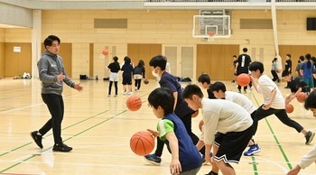 参加者たちが粟屋コーチに指導を受けている様子