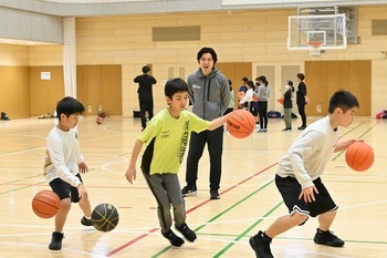 参加者たちが堀部コーチに指導を受けている様子