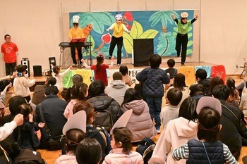 幼稚園の先生達がステージで出し物を披露する様子