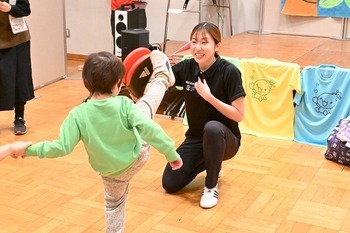 参加者が山田美諭氏とテコンドーを体験