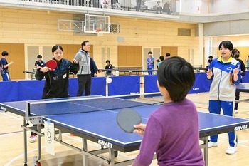 参加者が花沢夏琳選手とゲームをしている様子