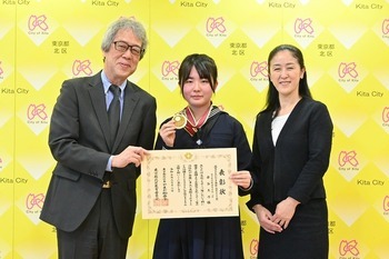 受賞した倉谷圭乃さんとやまだ区長、福田教育長