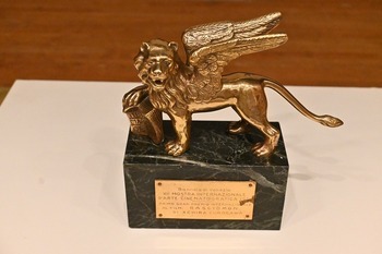 芥川家蔵ヴェネチア国際映画祭金獅子賞のトロフィーレプリカの写真