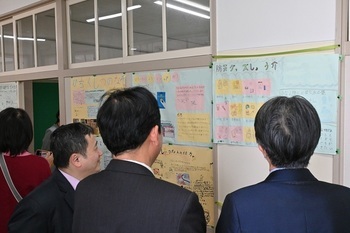 堀船小の防災に関する展示を見学する様子の画像