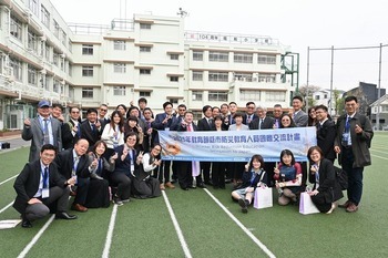 堀船小を訪れた台湾学校防災教育関係者一行の画像