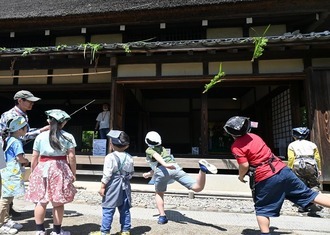 軒菖蒲に挑戦する子どもたち