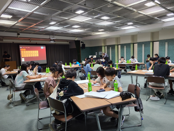 学習する子どもたちの画像