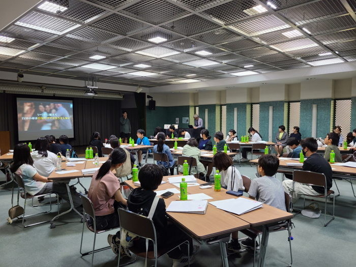 学習する子どもたちの画像