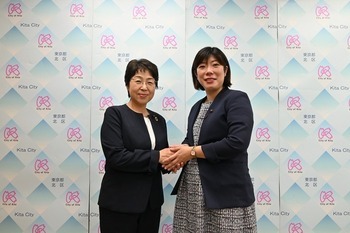 左: 青木　博子 議長、右: 石川　さえだ 副議長　画像