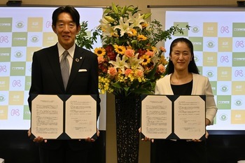 木村昌平東急コミュニティ―代表取締役社長（左）とやまだ加奈子北区長（右）画像