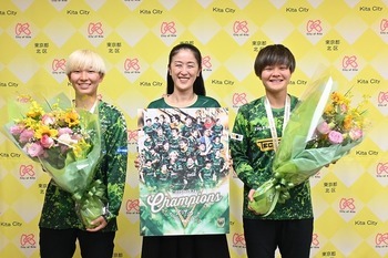 左から菅野選手、やまだ区長、村松選手の写真