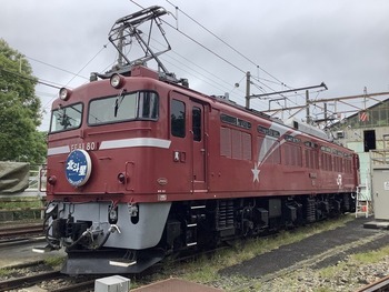 ヘッドマークを付けた電気機関車　画像