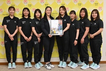 やまだ北区長と城北信用金庫アスリート職員の写真