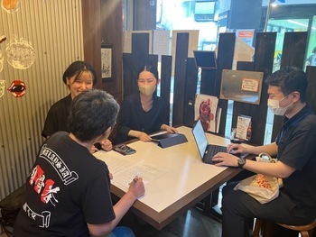 インタビューの写真