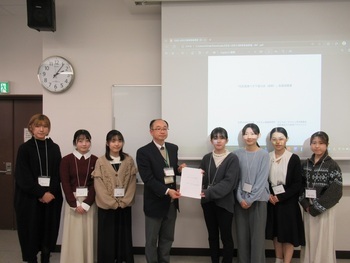 お茶の水女子大学から北区へ提案書を手渡している写真