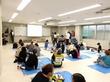 動物同行避難訓練の参加者たちの写真