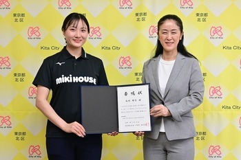 尾﨑世梨氏とやまだ加奈子北区長の写真