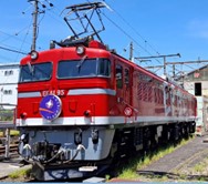 ヘッドマークを付けた電気機関車の写真