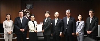 左から　やまだ加奈子 北区長、斉藤猛 江戸川区長、近藤やよい 足立区長、中野洋昌 国土交通大臣、青木克德 葛飾区長、坂本健 板橋区長、大久保朋果 江東区長、土橋秀規 墨田区副区長　画像