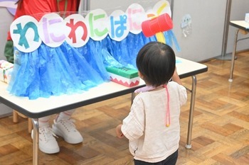 園の手作りゲームで遊ぶお子さんの様子の画像