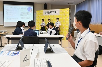 発表者に質問する生徒