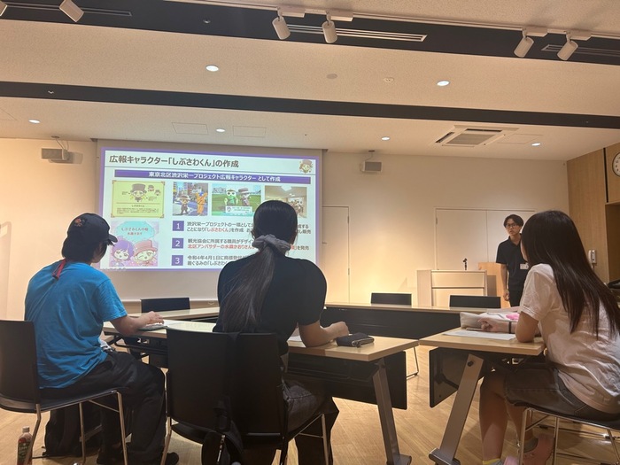 北区観光協会の職員に北区について伺っている写真です。